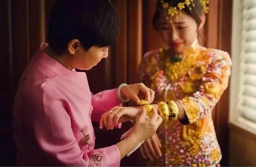 结婚佩戴黄金首饰