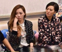 《我是歌手》张靓颖的钉子手镯是什么牌子的?