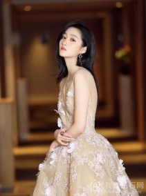 关晓彤佩戴萧邦珠宝亮相星光大赏