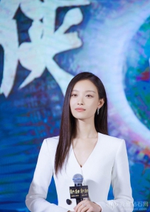 倪妮佩戴蒂芙尼钻石珠宝出席电影发布会