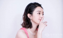 赵丽颖佩戴戴比尔斯珠宝亮相电影首映礼