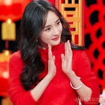 杨幂佩戴伯爵珠宝亮相2019北京台春晚录制