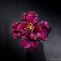 V&A 博物馆宣布收藏赵心绮CINDY CHAO The Art Jewel“红宝石牡丹胸针”艺术珠宝作品