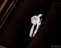 求婚买钻戒还是黄金戒指？求婚一定要买钻戒吗？