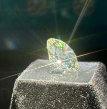人造钻石有火彩吗？人造钻石和天然钻石的火彩区别有多大？