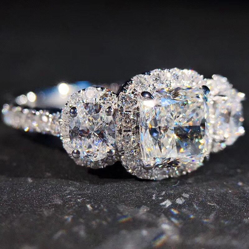 垫形配椭圆形钻戒