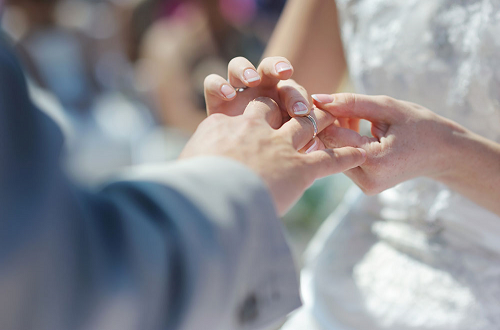 为心爱的人戴婚戒