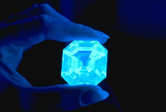 　葡萄牙人钻石(Portuguese Diamond)在紫外线下的超强荧光效果