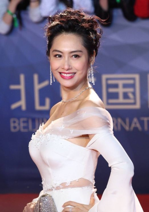 朱茵佩戴戴比尔斯钻饰2