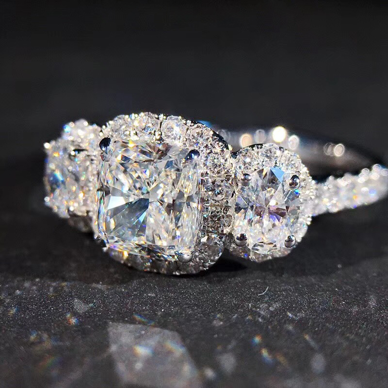 垫形配椭圆形钻戒