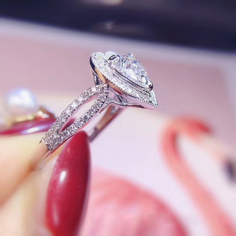 蕾丝珠边双戒臂心形18k白金钻戒evvs2