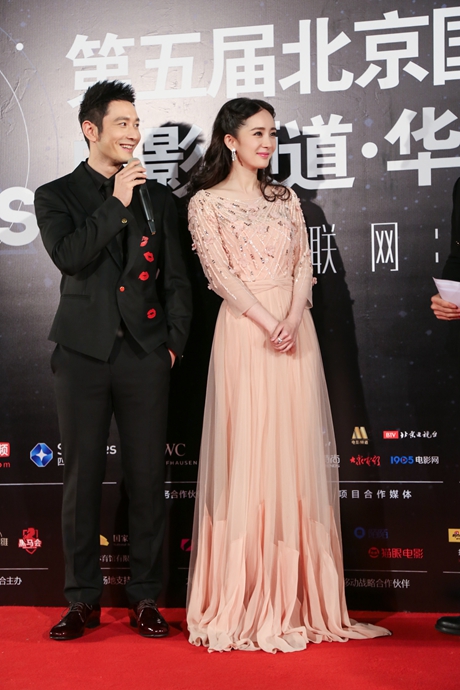 杨幂2015北京电影节所佩戴钻戒耳环品牌
