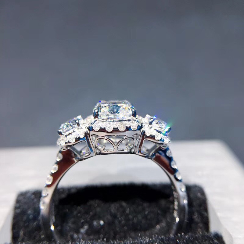 垫形配椭圆形钻戒