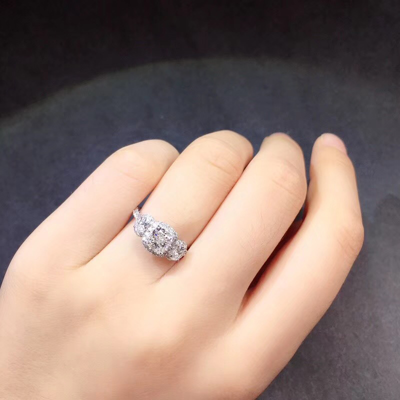 垫形配椭圆形钻戒