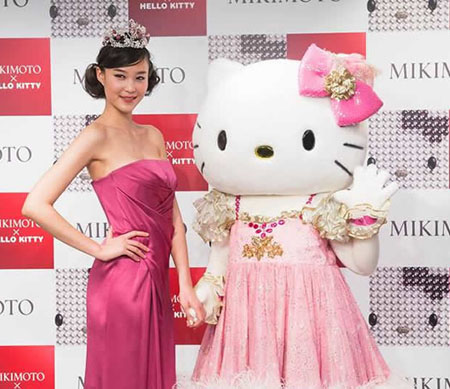 Hello Kitty同佩戴Mikimoto x Hello Kitty珍珠系列珠宝的模特