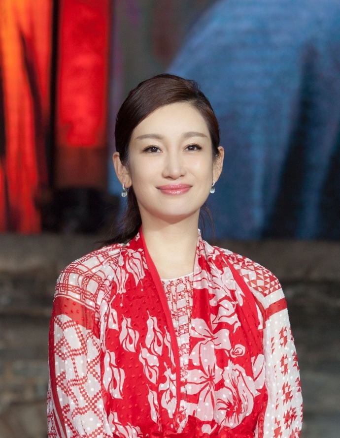 秦海璐佩戴宝曼兰朵耳环