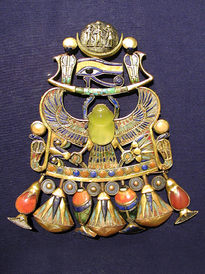 埃及法老图坦卡蒙胸前佩戴的Scarab 圣甲虫形珠宝饰物护身符