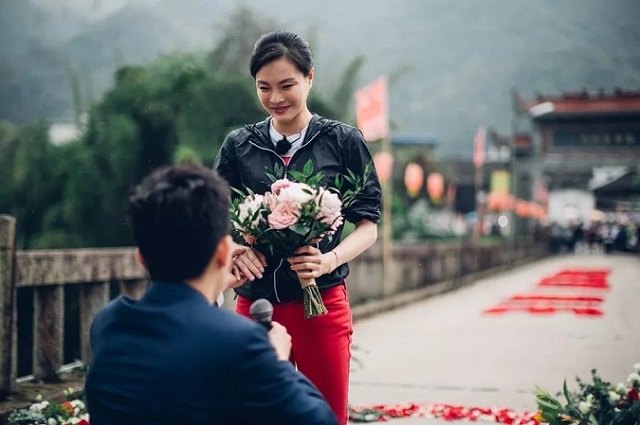 吴敏霞张效诚求婚钻戒