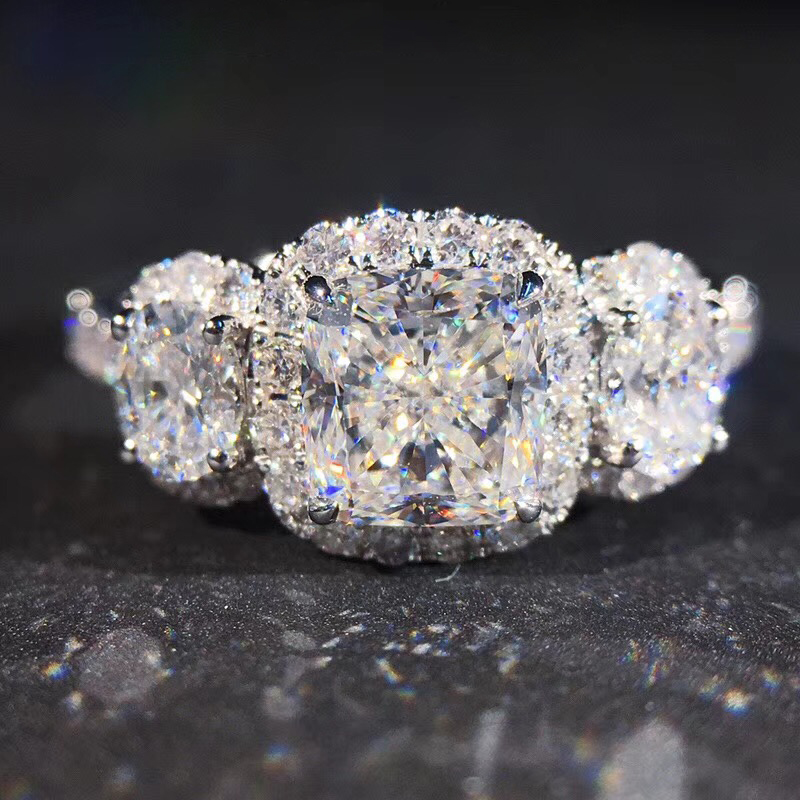 垫形配椭圆形钻戒