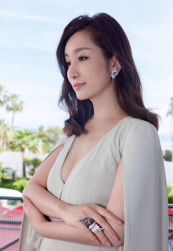 秦海璐佩戴宝诗龙珠宝