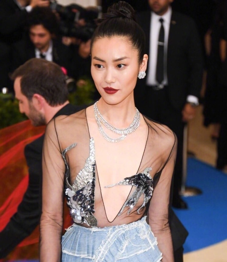 刘雯佩戴香奈儿珠宝