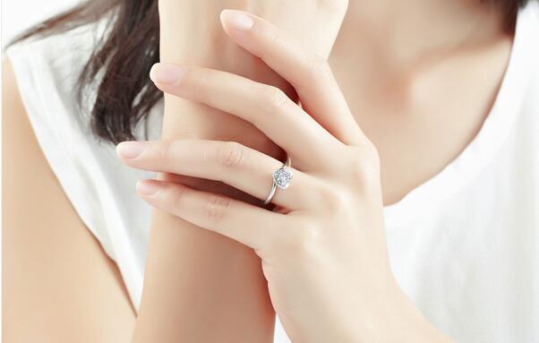 订婚钻戒