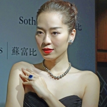 苏富比530万美元敲定灰珍珠项链