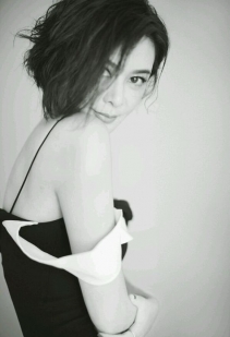 时光女神关之琳 佩戴蒂芙尼高级珠宝完美诠释优雅传奇