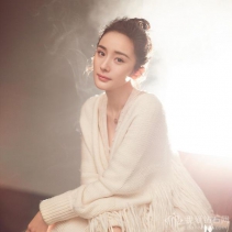 杨幂佩戴伯爵珠宝拍摄时尚大片