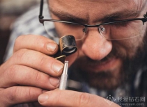 如何使用放大镜检查钻石腰码