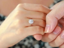 爪镶钻戒怎么选？四爪、六爪、八爪区别，镶爪越多越好吗